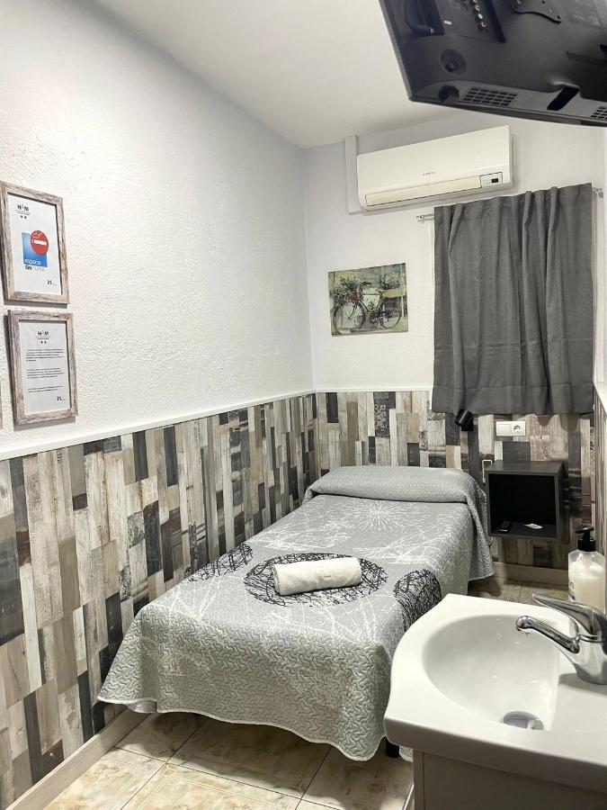 Hostal Restaurante Avenida De Madrid Тарраса Екстер'єр фото