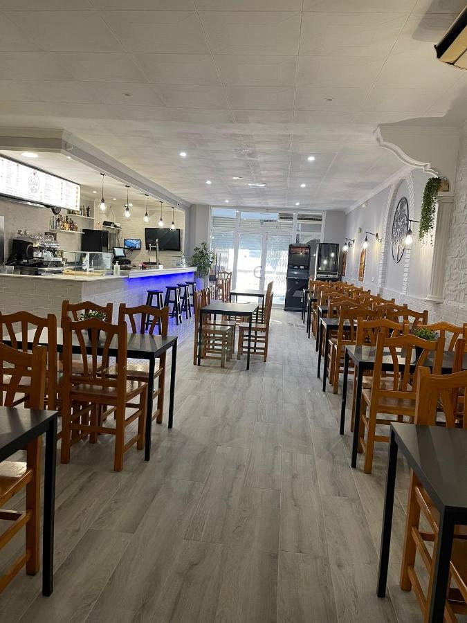 Hostal Restaurante Avenida De Madrid Тарраса Екстер'єр фото