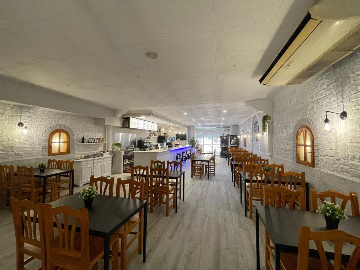 Hostal Restaurante Avenida De Madrid Тарраса Екстер'єр фото