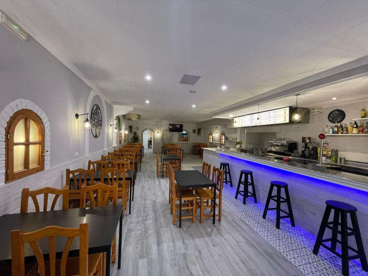 Hostal Restaurante Avenida De Madrid Тарраса Екстер'єр фото