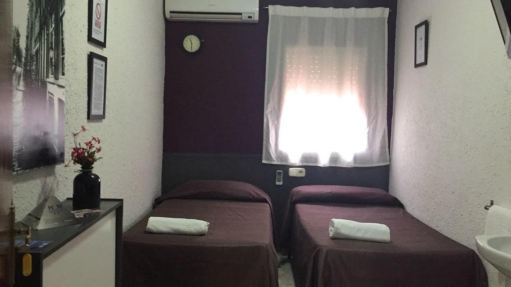 Hostal Restaurante Avenida De Madrid Тарраса Екстер'єр фото
