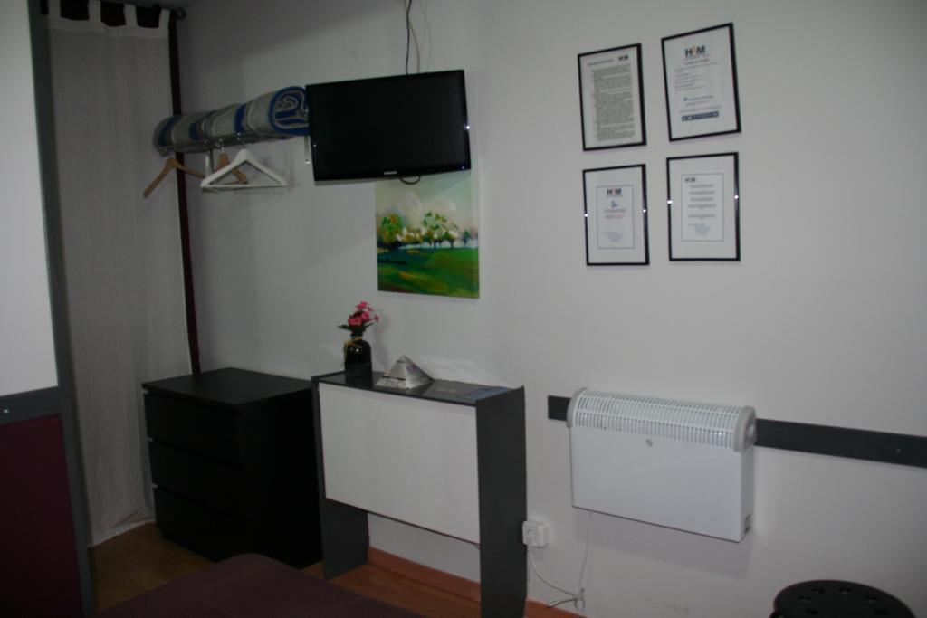 Hostal Restaurante Avenida De Madrid Тарраса Екстер'єр фото