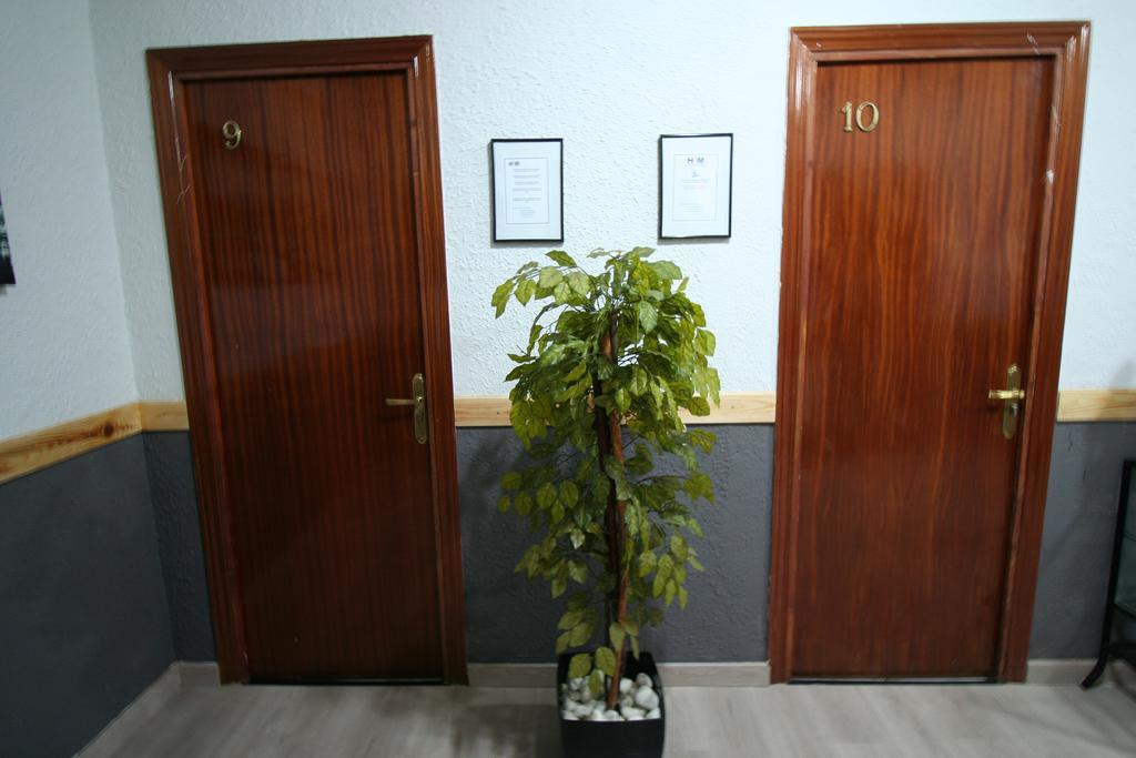 Hostal Restaurante Avenida De Madrid Тарраса Екстер'єр фото