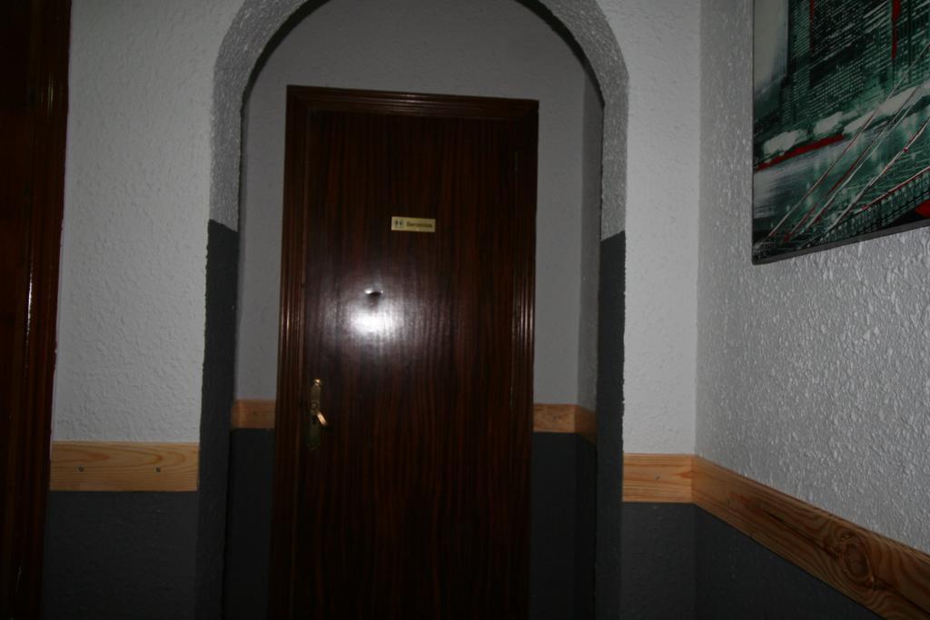 Hostal Restaurante Avenida De Madrid Тарраса Екстер'єр фото